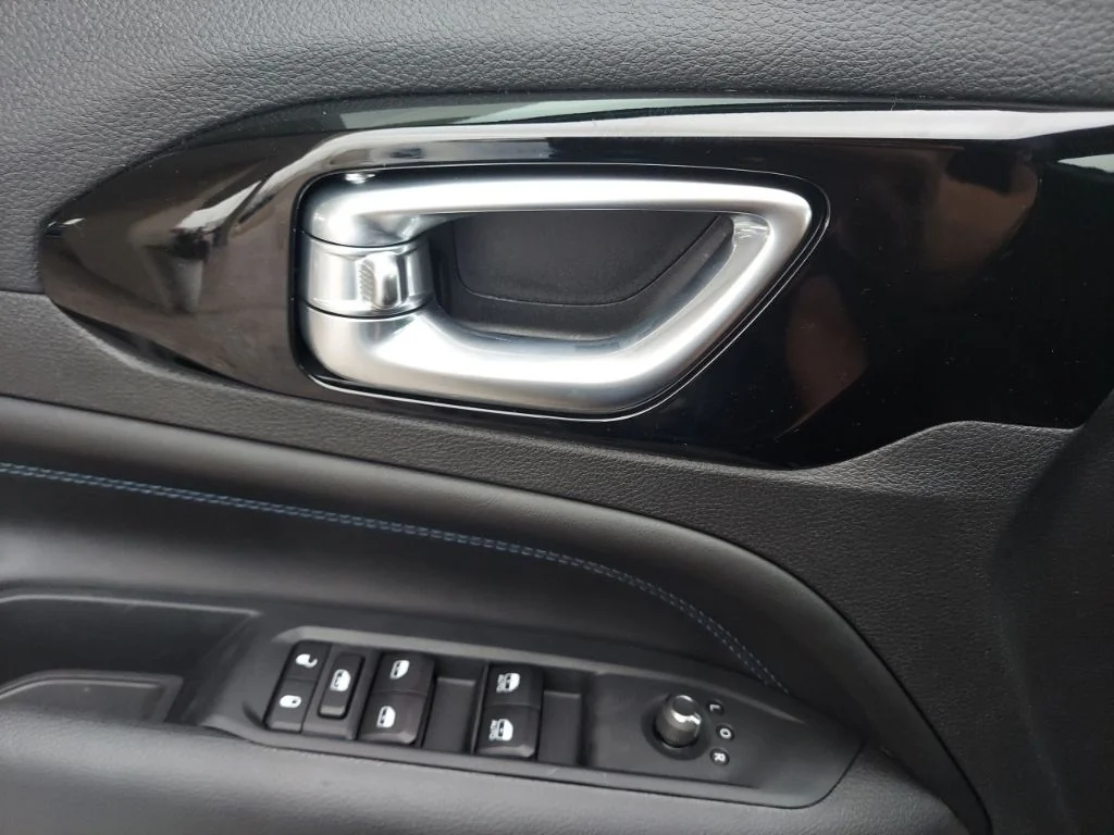 New 2026 Hydro Blue Pearlcoat Jeep Latitude image 16