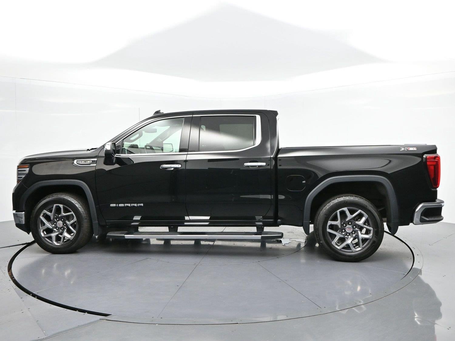 Used 2023 ONYX BLACK GMC SLT image 4