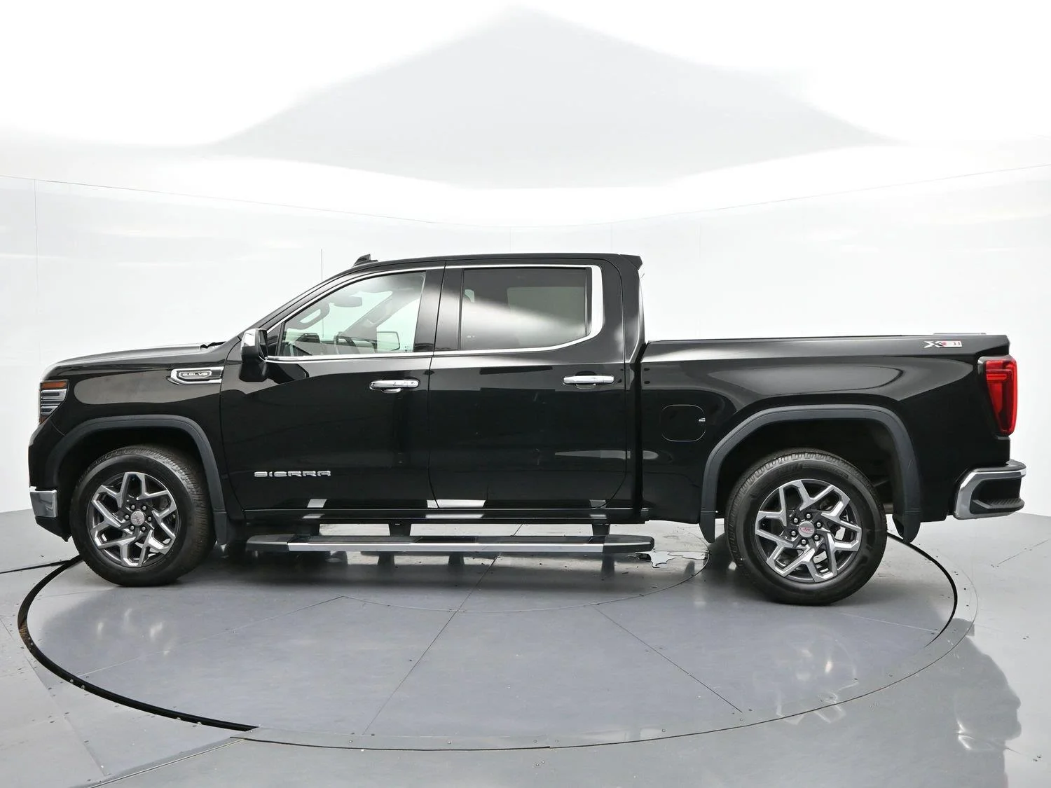 Used 2023 ONYX BLACK GMC SLT image 4