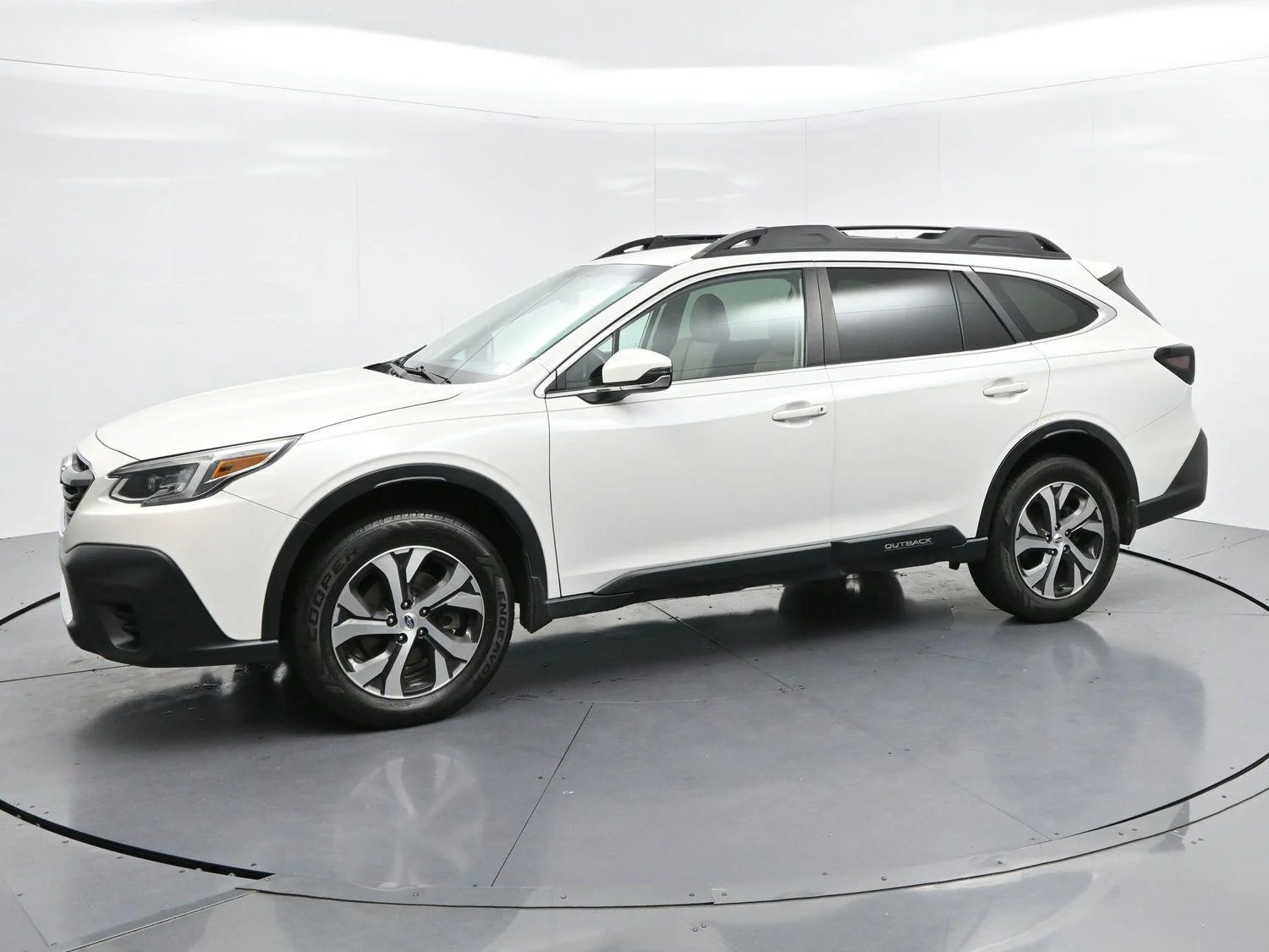 Used 2022 Crystal White Pearl Subaru Limited image 4