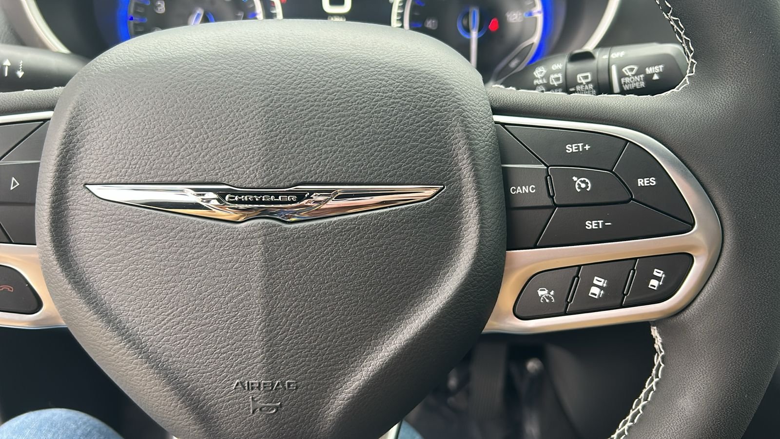 New 2026 Bright White Clear-Coat Exterior Paint Chrysler Select image 19