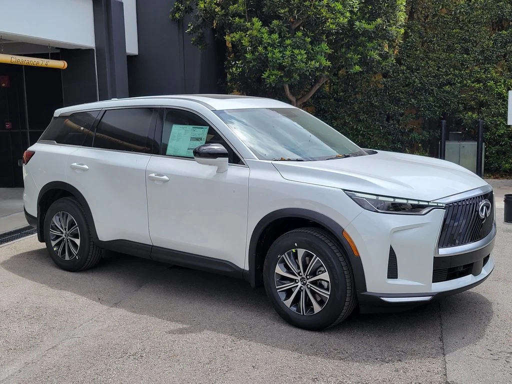 New 2027 RADIANT WHITE INFINITI Pure AWD image 2