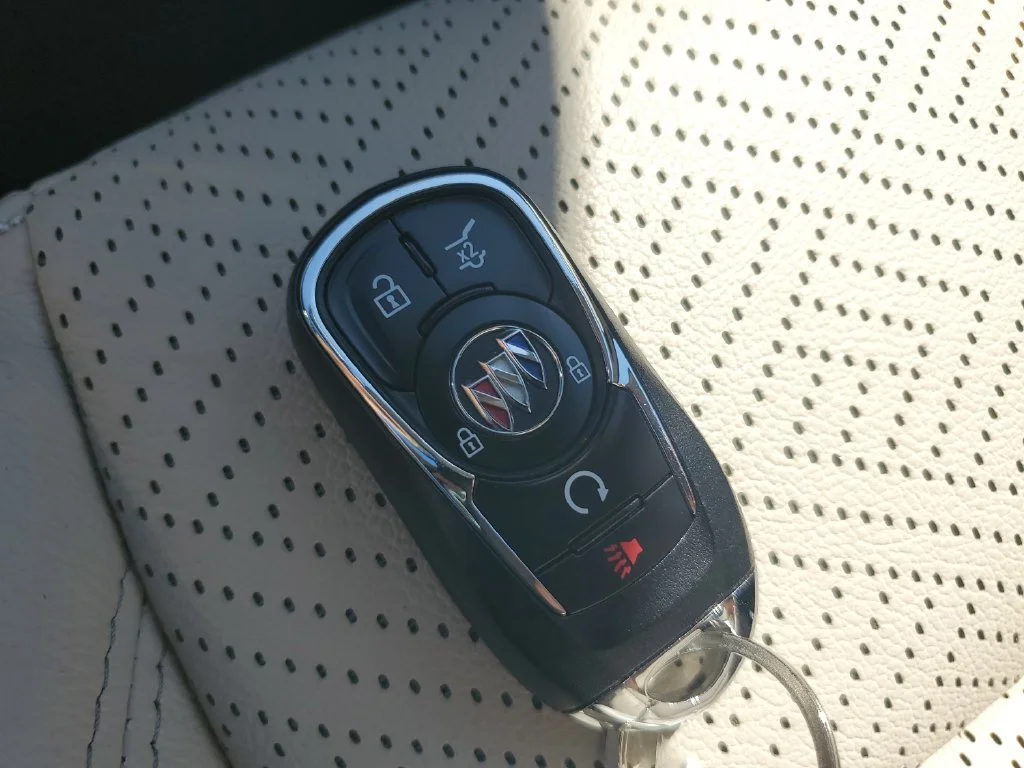 Used 2022 WHITE FROST TRICOAT Buick Essence image 24