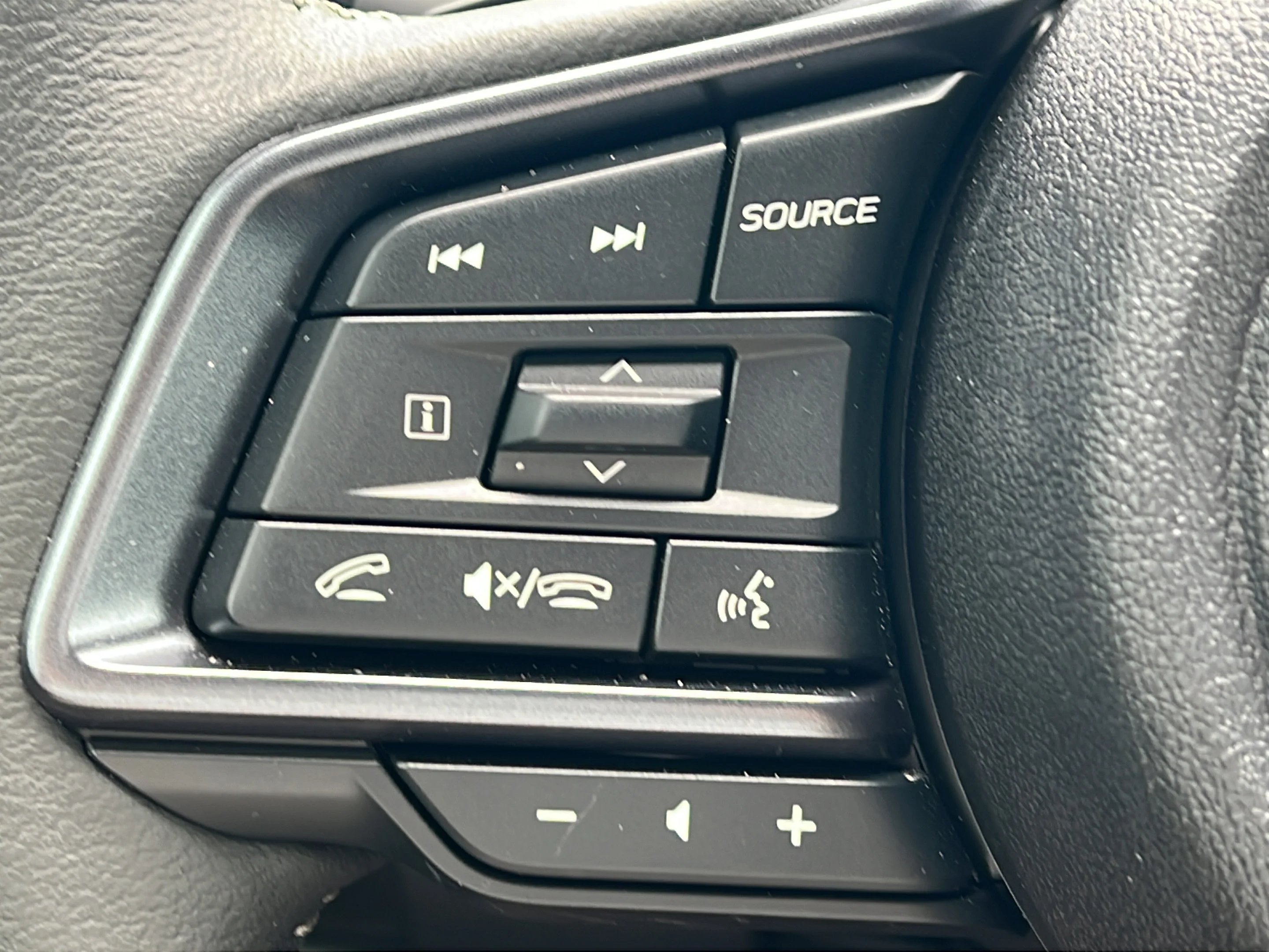 Used 2025 Ice Silver Metallic Subaru Limited image 21