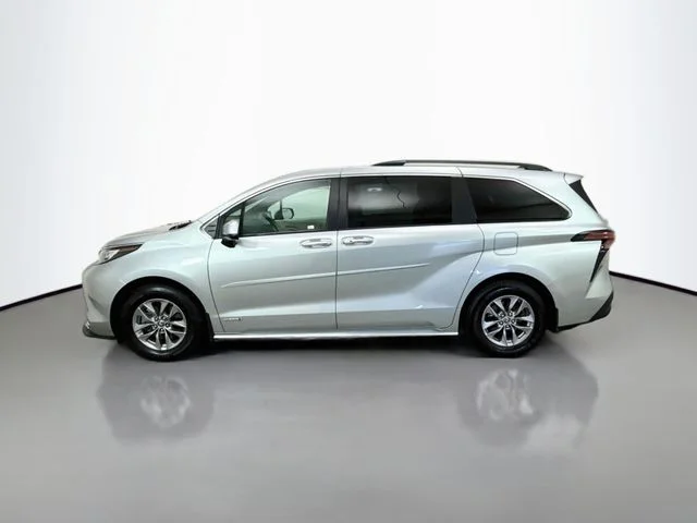 Used 2021 Silver Toyota XLE image 4