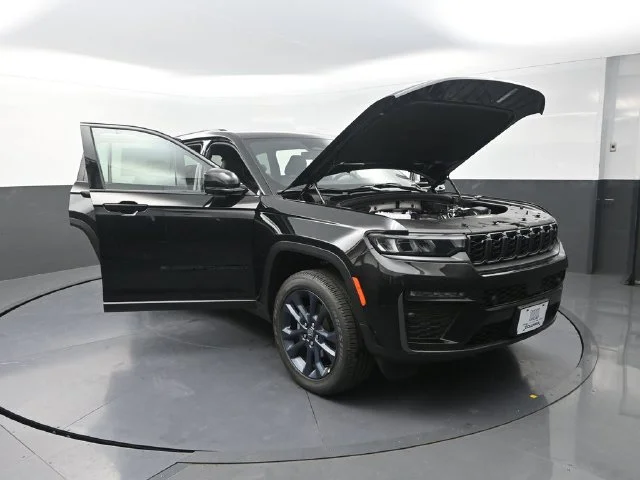 New 2026 Diamond Black Crystal Pearl-Coat Exterior Paint Jeep  image 28