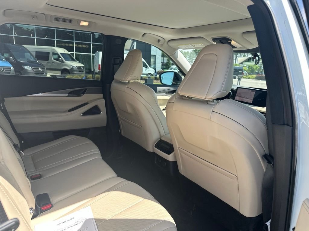 Used 2023 White INFINITI LUXE image 9