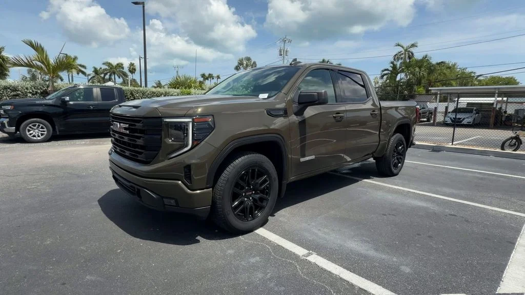 Used 2023 Brown GMC Elevation image 4