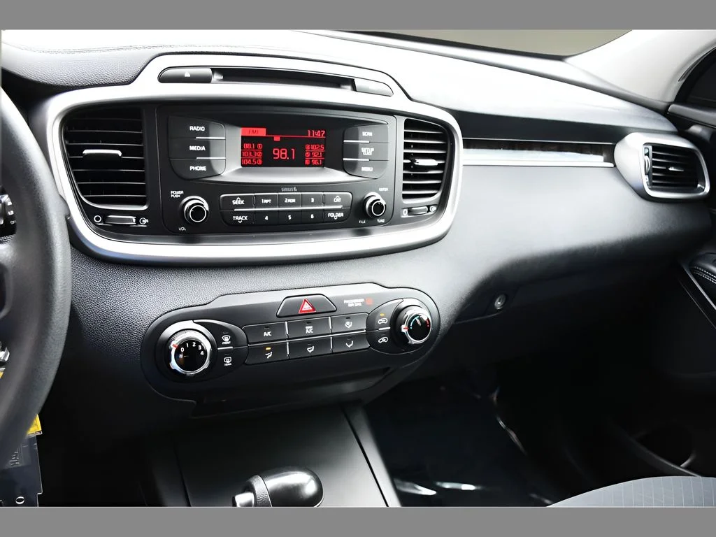 Used 2017 Titanium Silver Kia L image 19