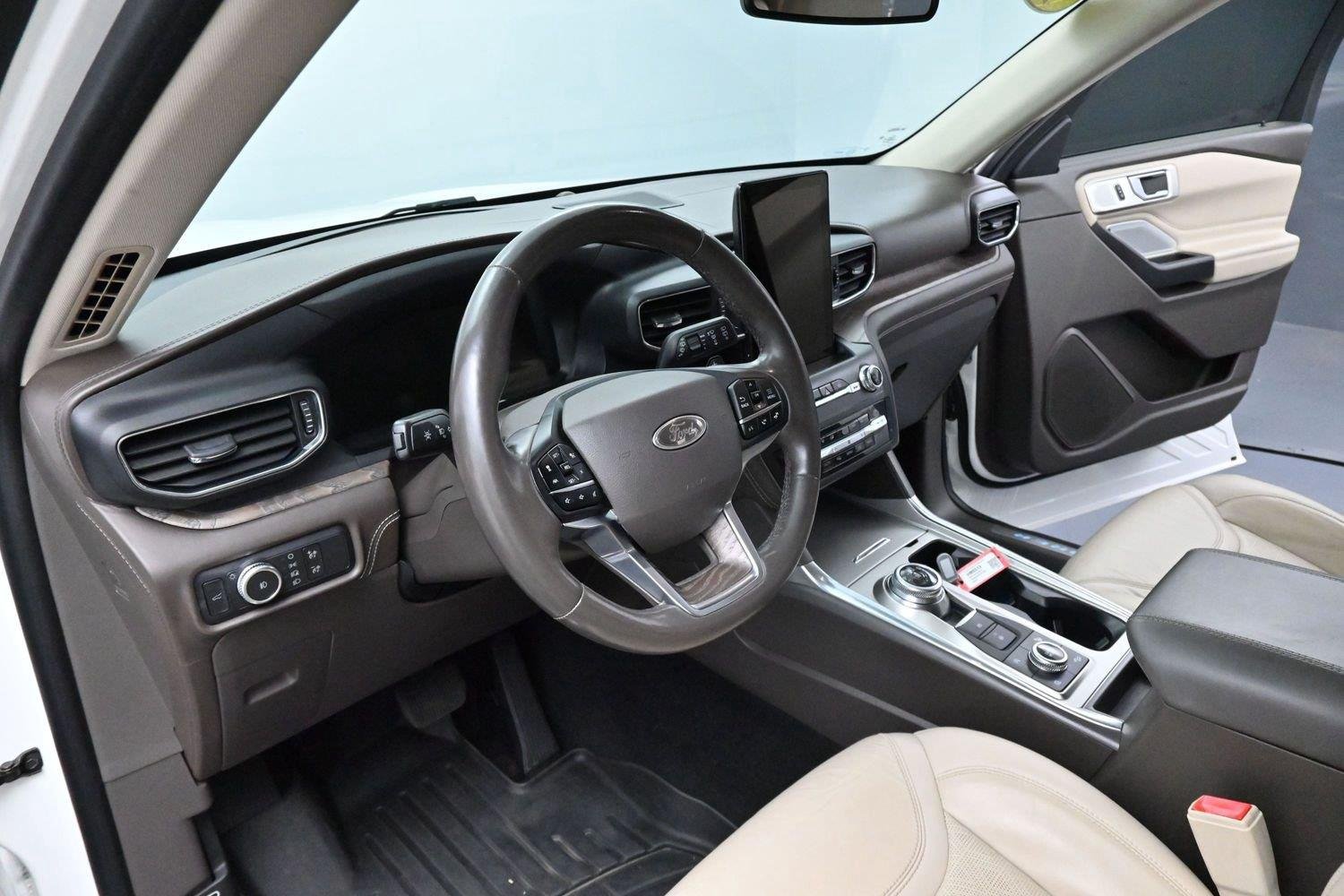 Used 2020 Star White Metallic Tri-Coat Ford Platinum image 16