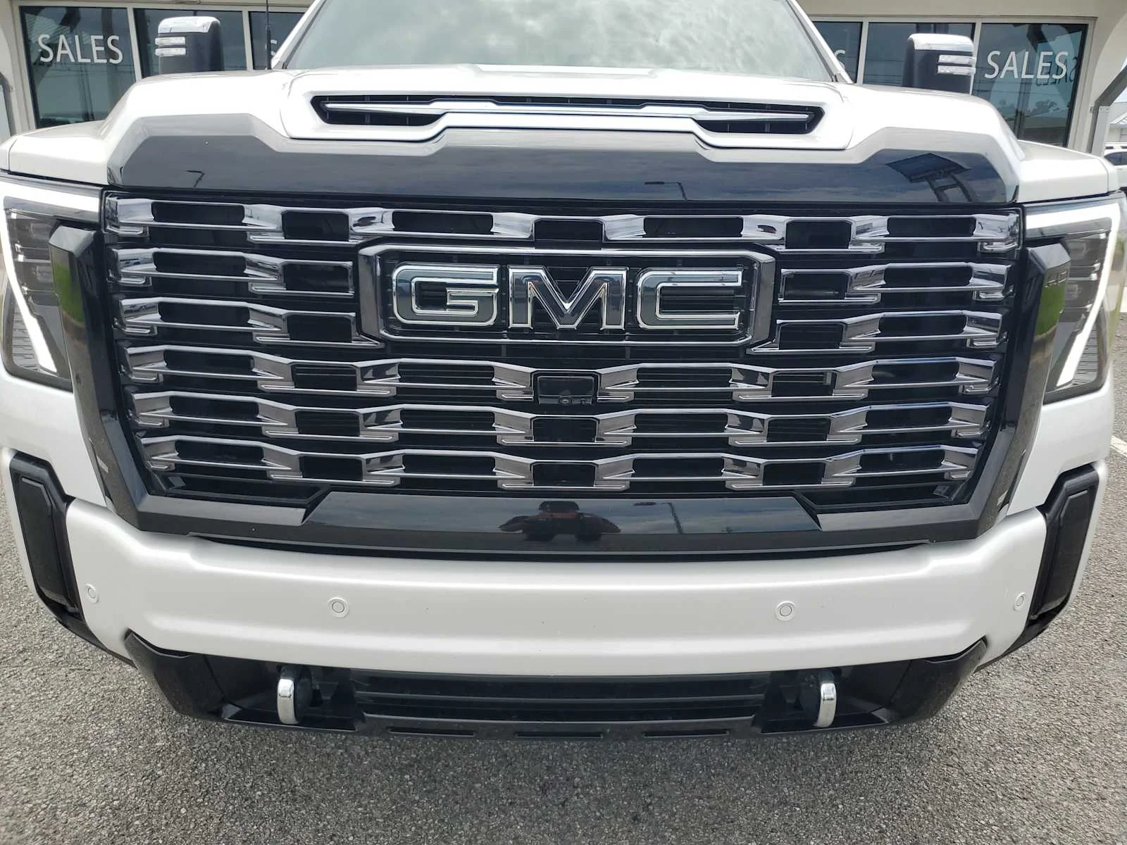 Used 2025 White Frost Tricoat GMC Denali Ultimate image 13