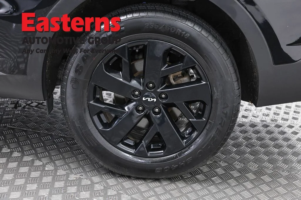 Used 2022 Black Kia S image 33