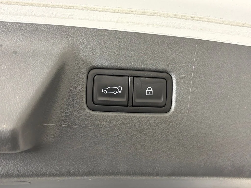 Used 2025 White Hyundai SEL image 39