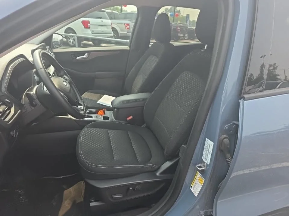 Used 2023 Vapor Blue Ford Active image 6