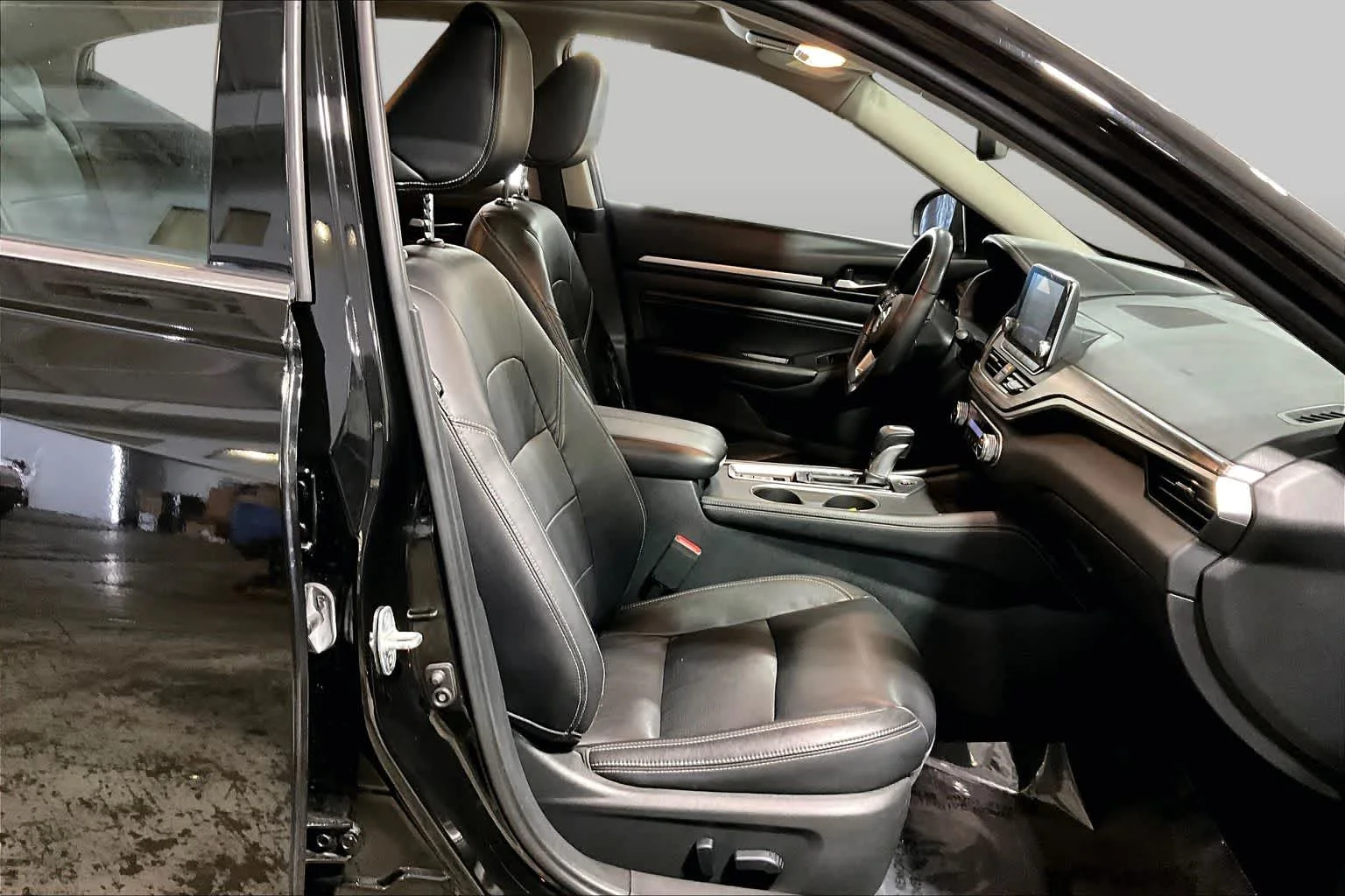 Used 2019 Super Black Nissan 2.5 Platinum image 8