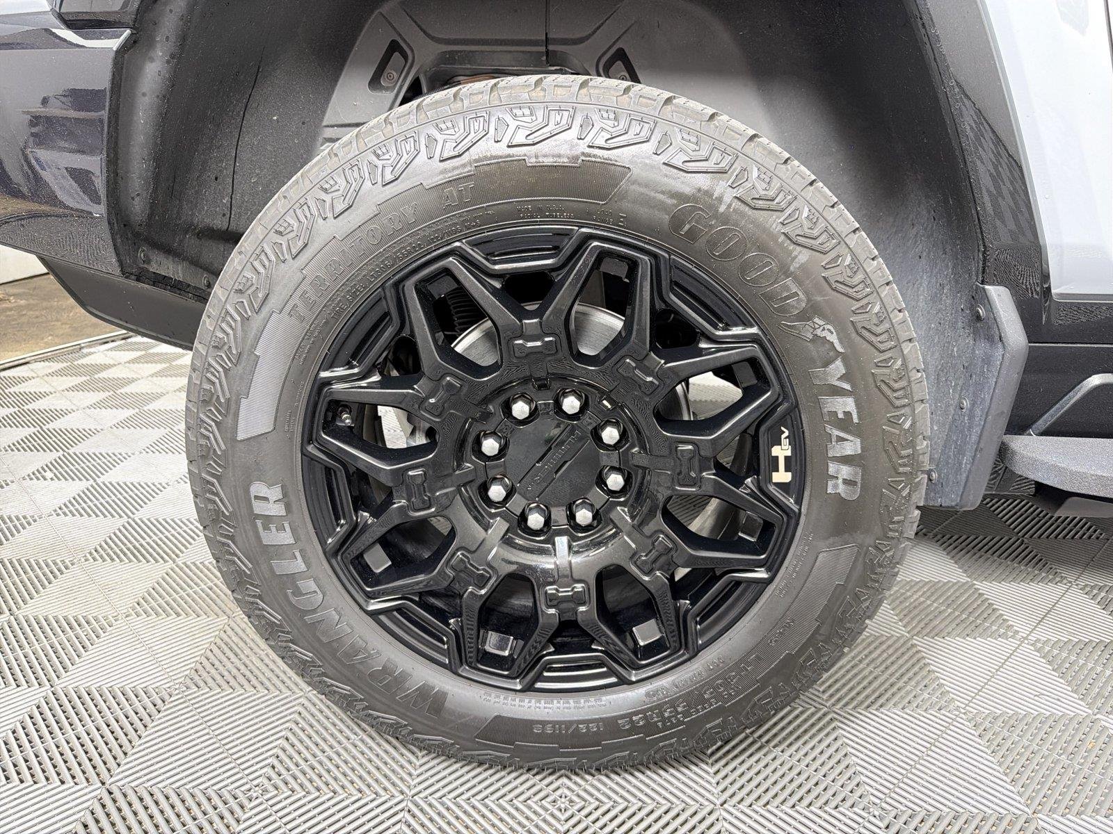 Used 2025 Meteorite Metallic (Grey) GMC 2X image 15