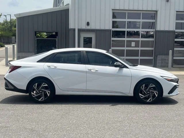Used 2025 White Hyundai SEL Sport image 14