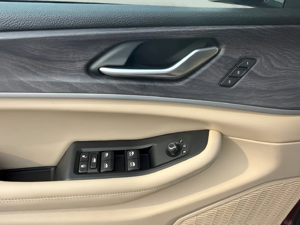 Used 2023  Jeep Limited image 10