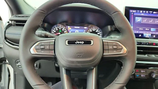 New 2026 Bright White Clear-Coat Exterior Paint Jeep Latitude image 23