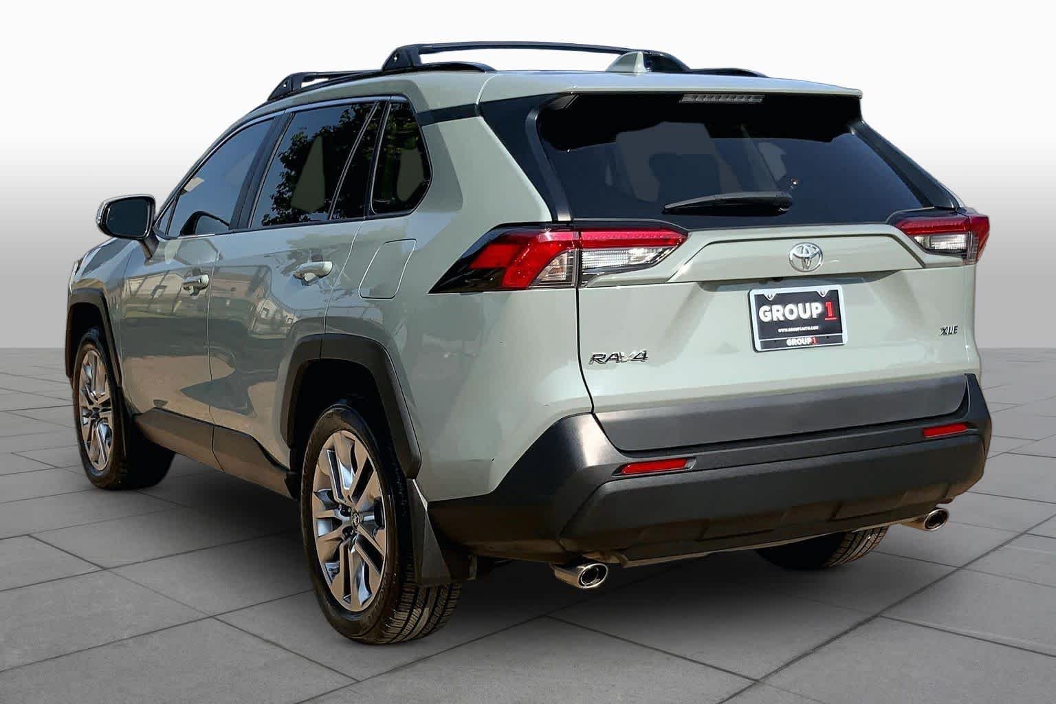 Used 2019 Lunar Rock Toyota XLE Premium image 12