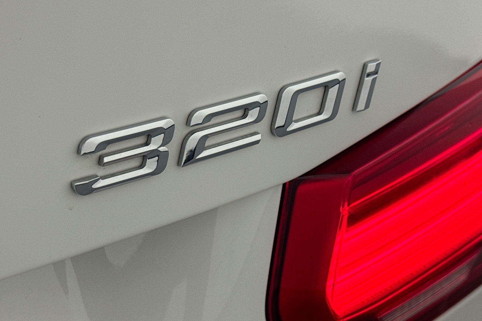 Used 2018 Alpine White BMW 320i image 8