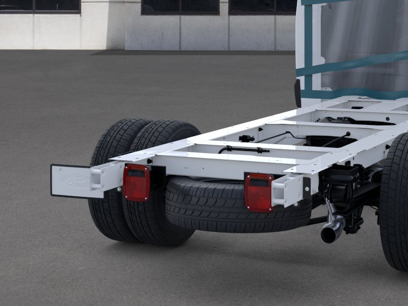 New 2026 Oxford White Ford Cutaway image 21