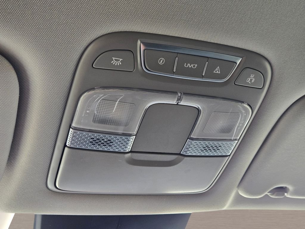 Used 2022 White Kia LX image 31
