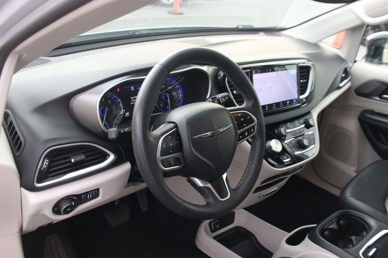 Used 2024 Silver Chrysler Touring L image 16