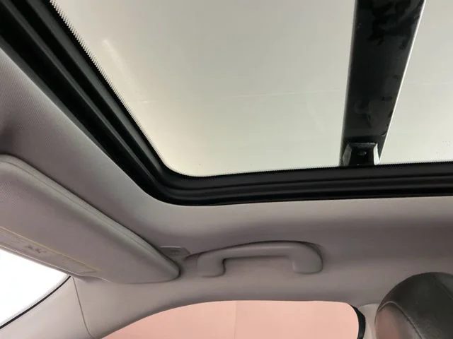 Used 2018 White Clearcoat Jeep Trailhawk image 21