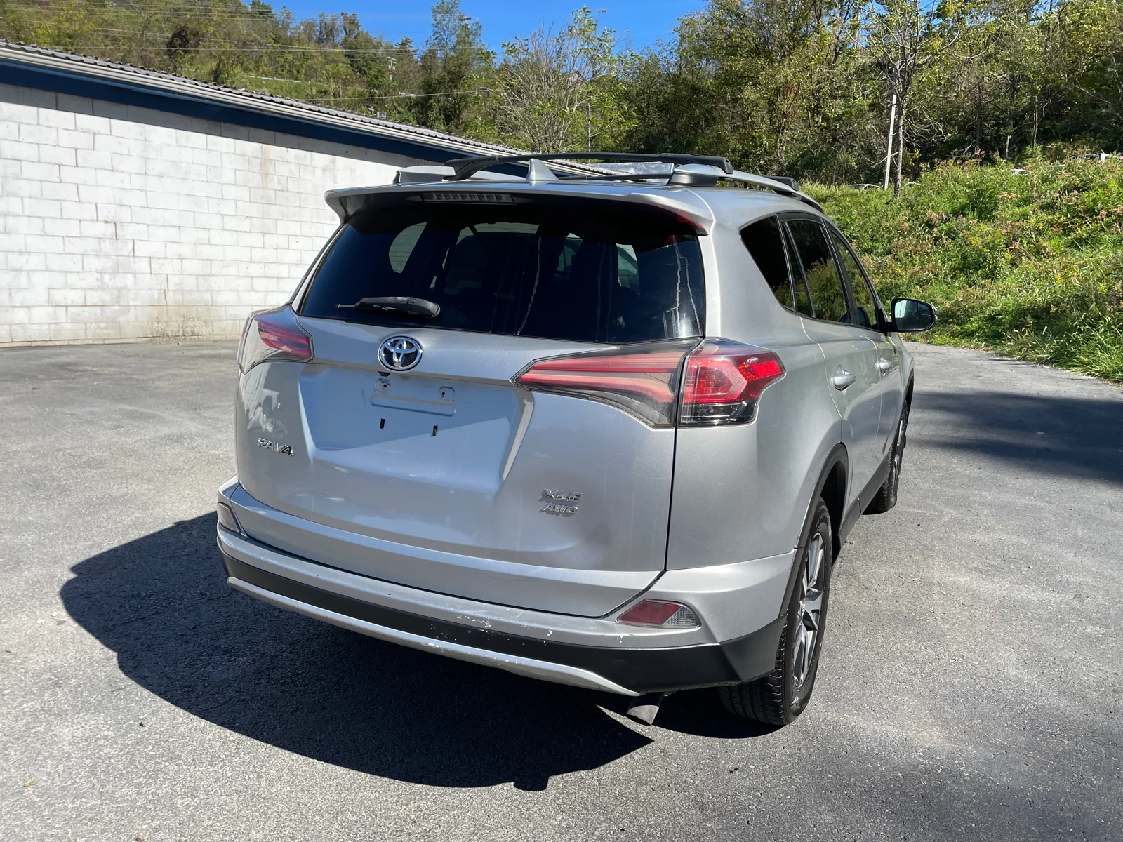 Used 2016 Silver Sky Metallic Toyota XLE image 5