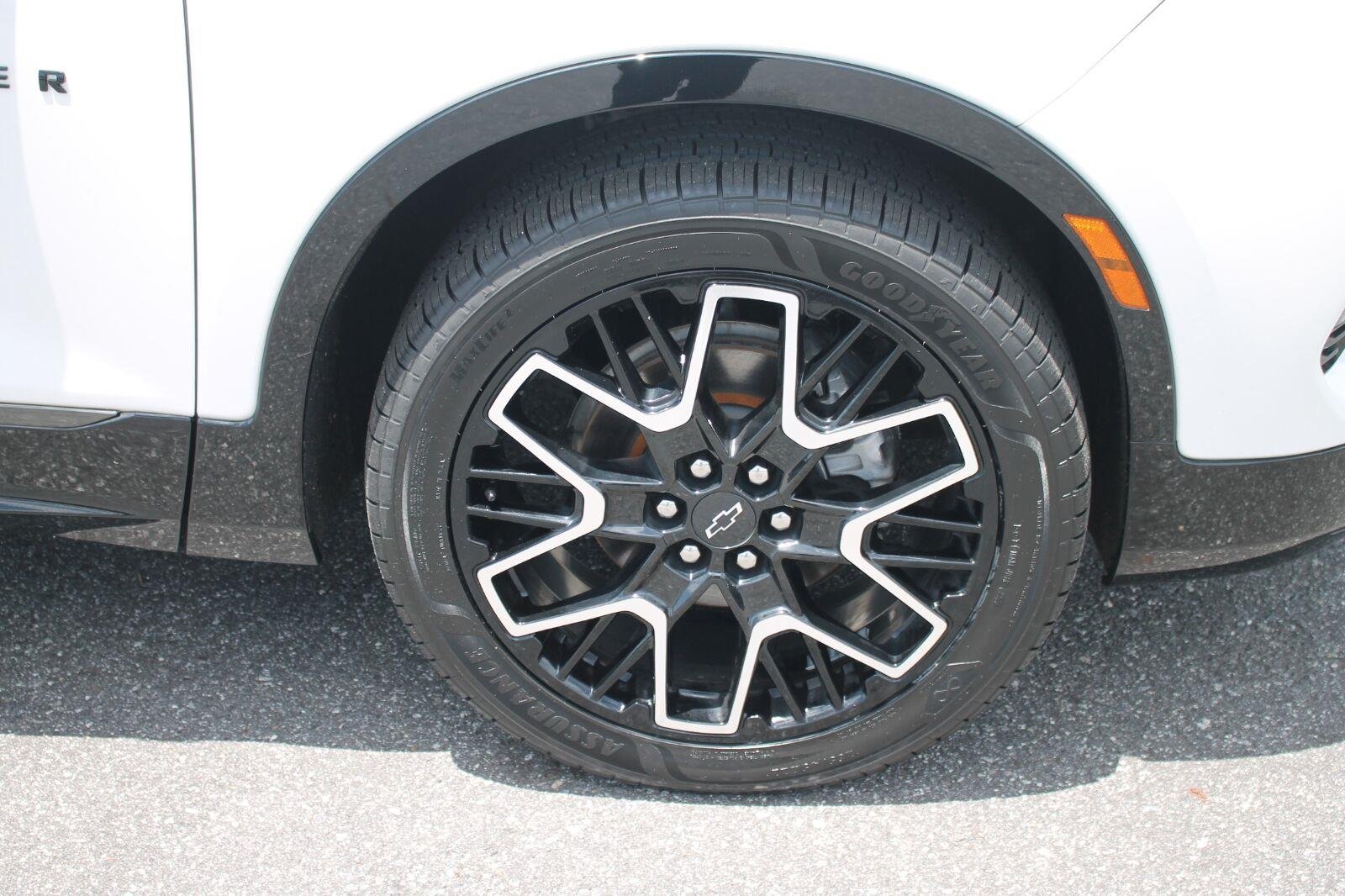 Used 2025 Iridescent Pearl Tricoat Chevrolet RS image 38