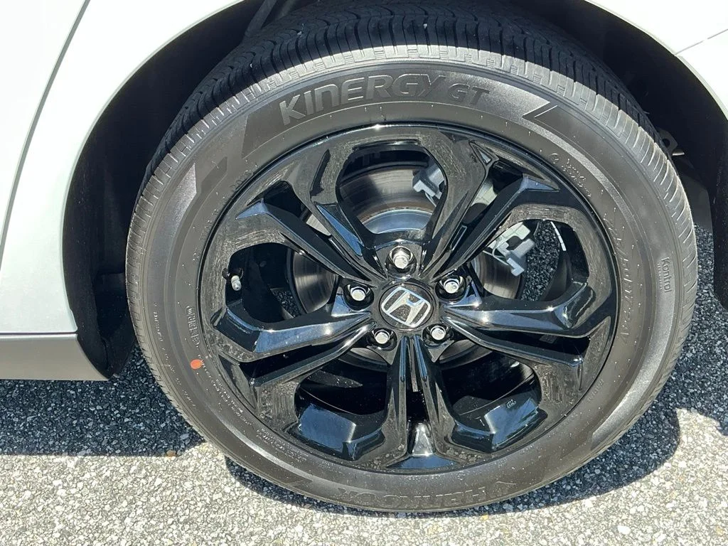 Used 2025 White Honda SE image 18