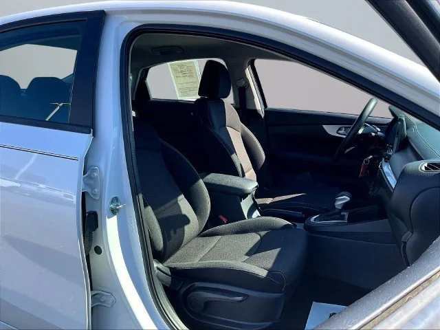 Used 2024 White Kia LXS image 31