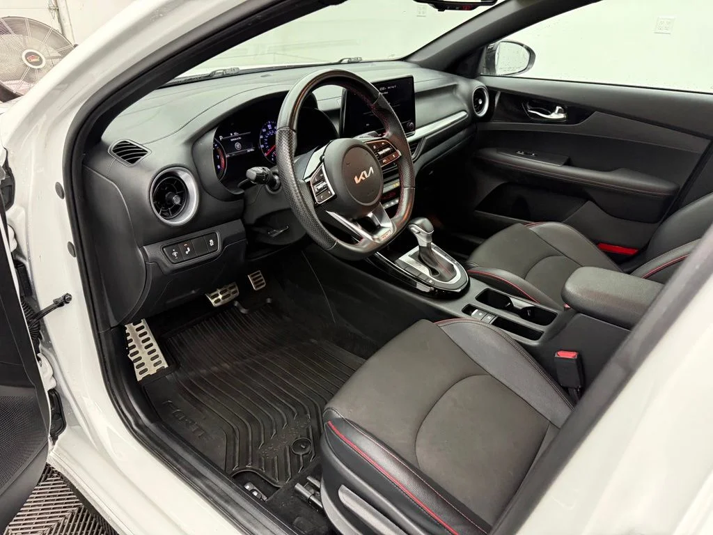 Used 2023 White Kia GT image 18