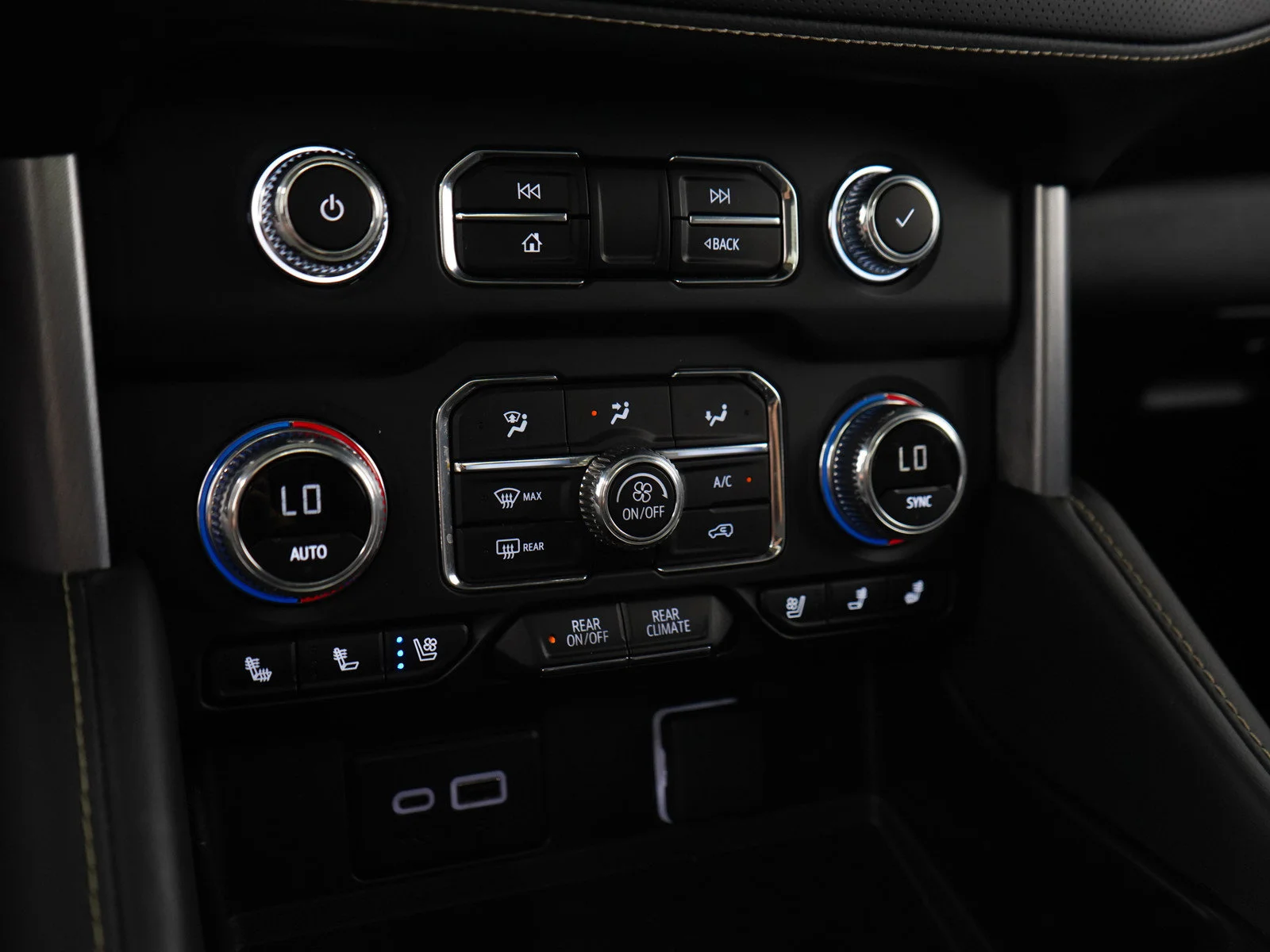 Used 2024 Silver GMC SLT image 23
