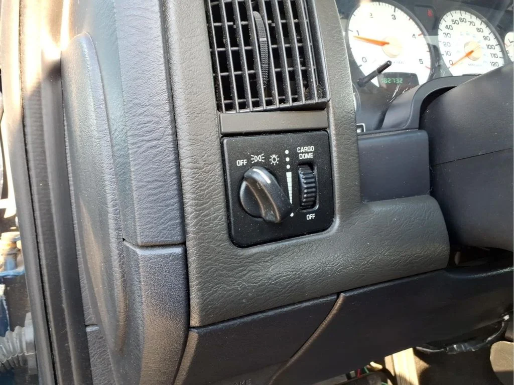 Used 2004 Blue Dodge SLT image 16