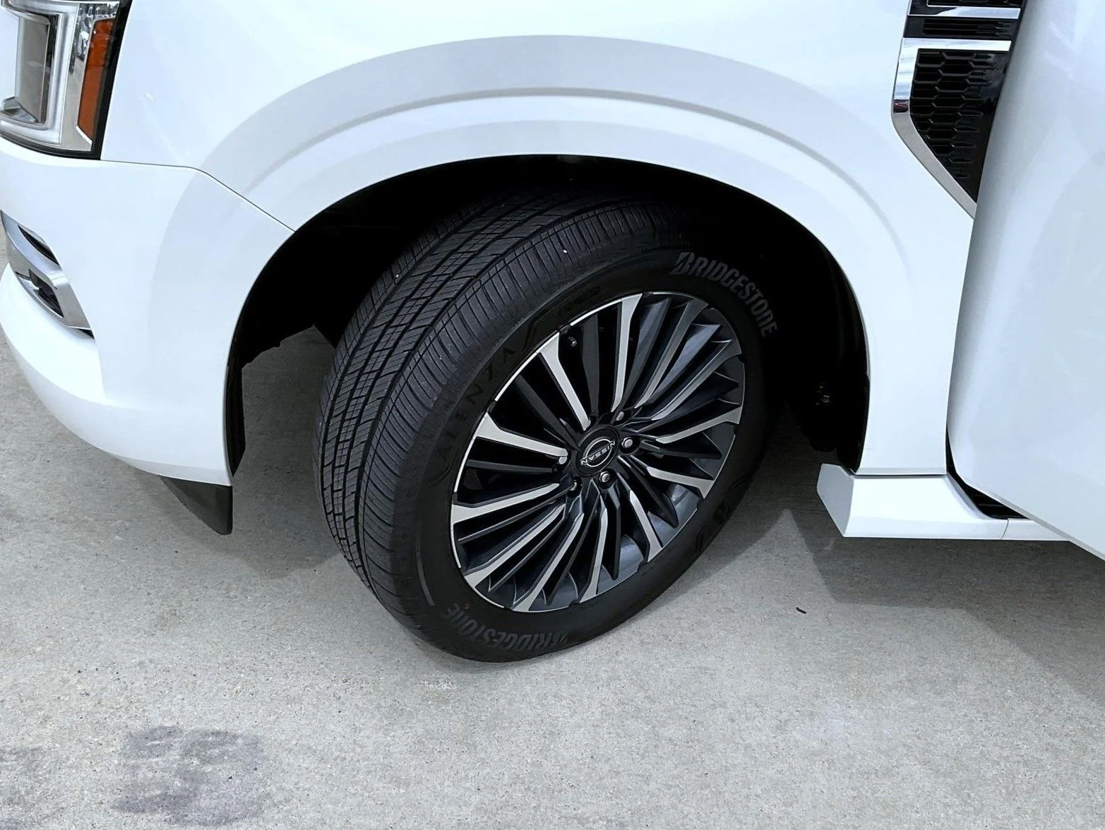 Used 2025 White Nissan Platinum Reserve image 26
