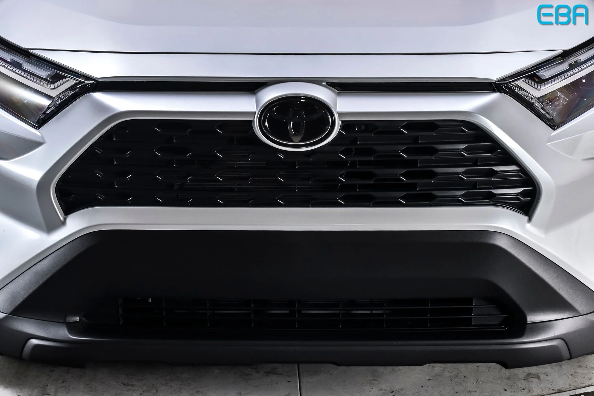 Used 2025 Pearl Toyota XLE Premium image 9