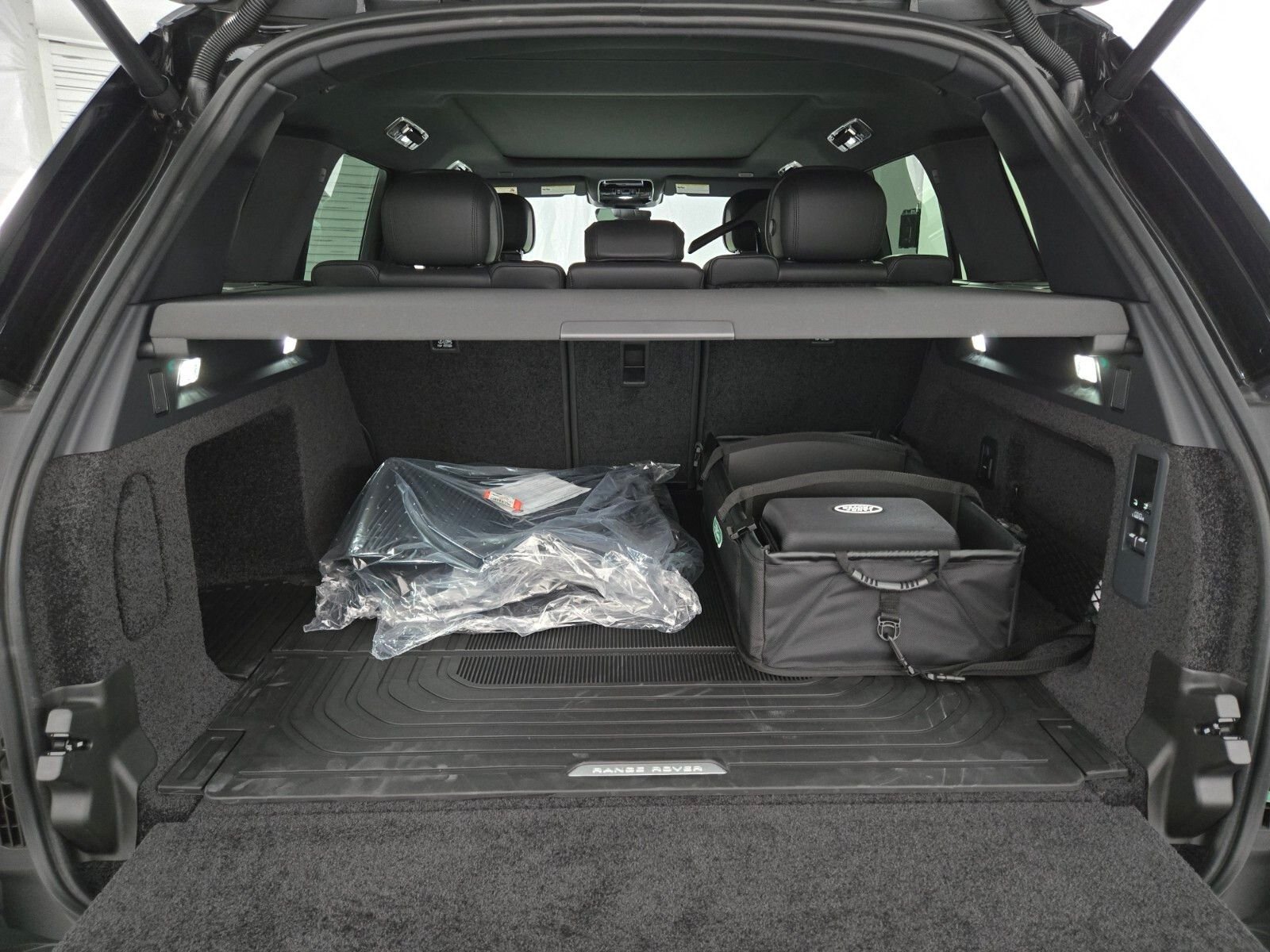 New 2026 Santorini Black Land Rover SE image 15