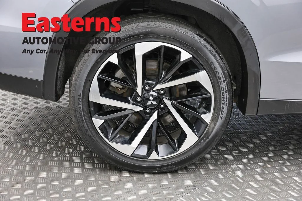 Used 2023 Silver Mitsubishi SE image 31