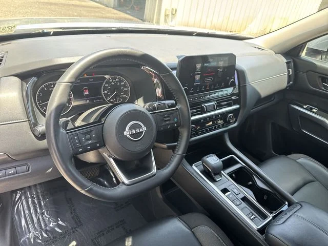 Used 2023 Silver Nissan SL image 17
