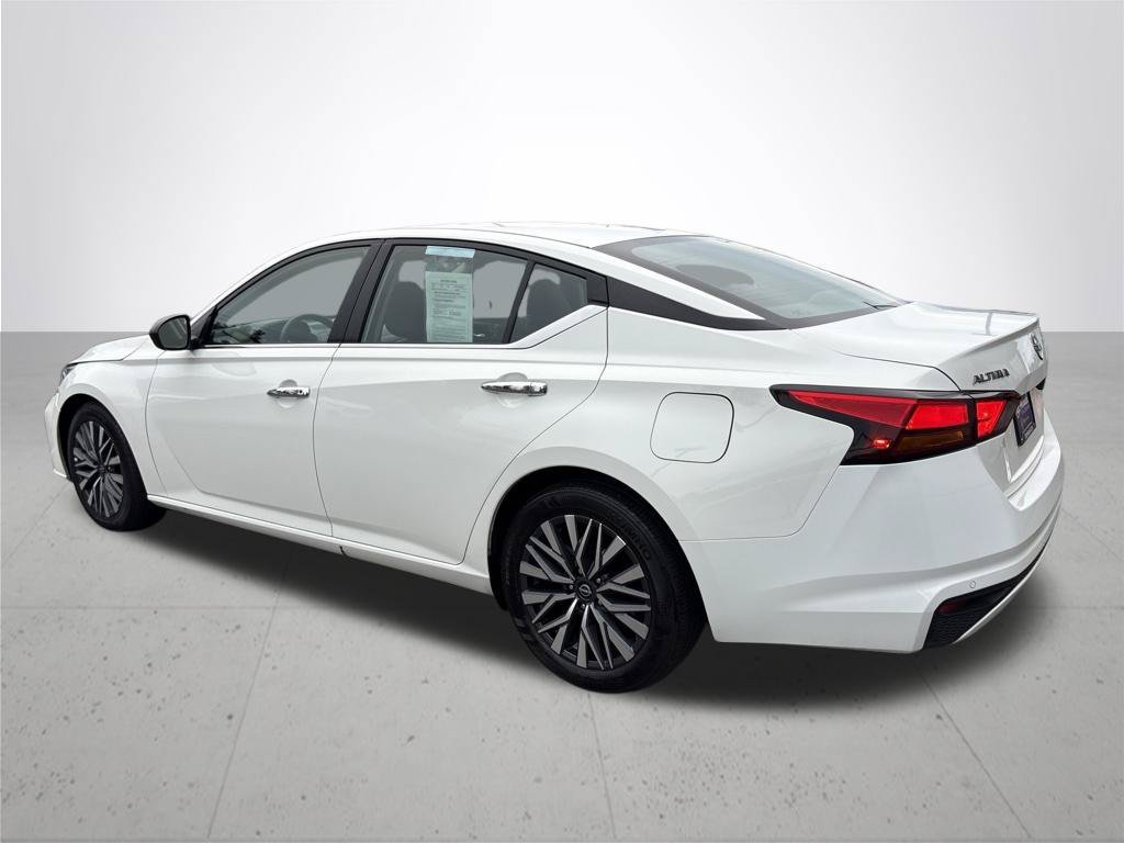 Used 2025 Glacier White Nissan 2.5 SV image 9