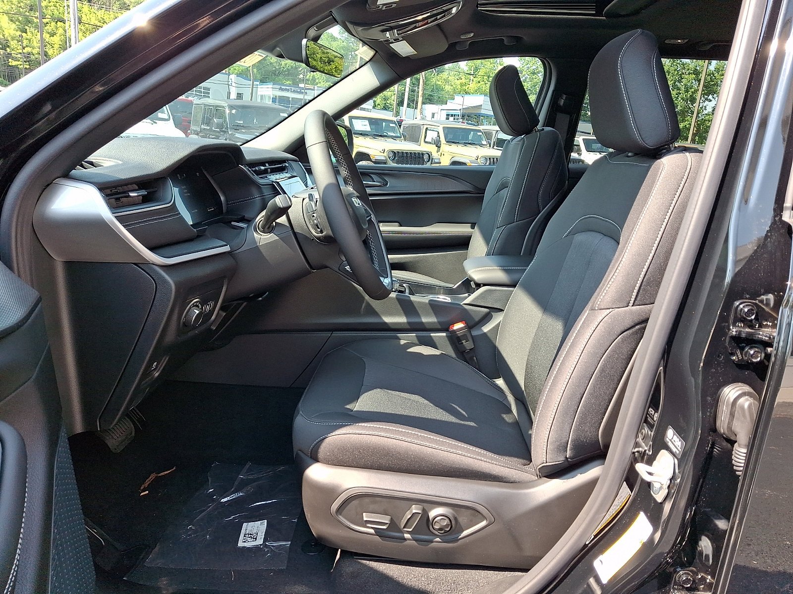 New 2026 Diamond Black Crystal Pearlcoat Jeep Laredo X image 9