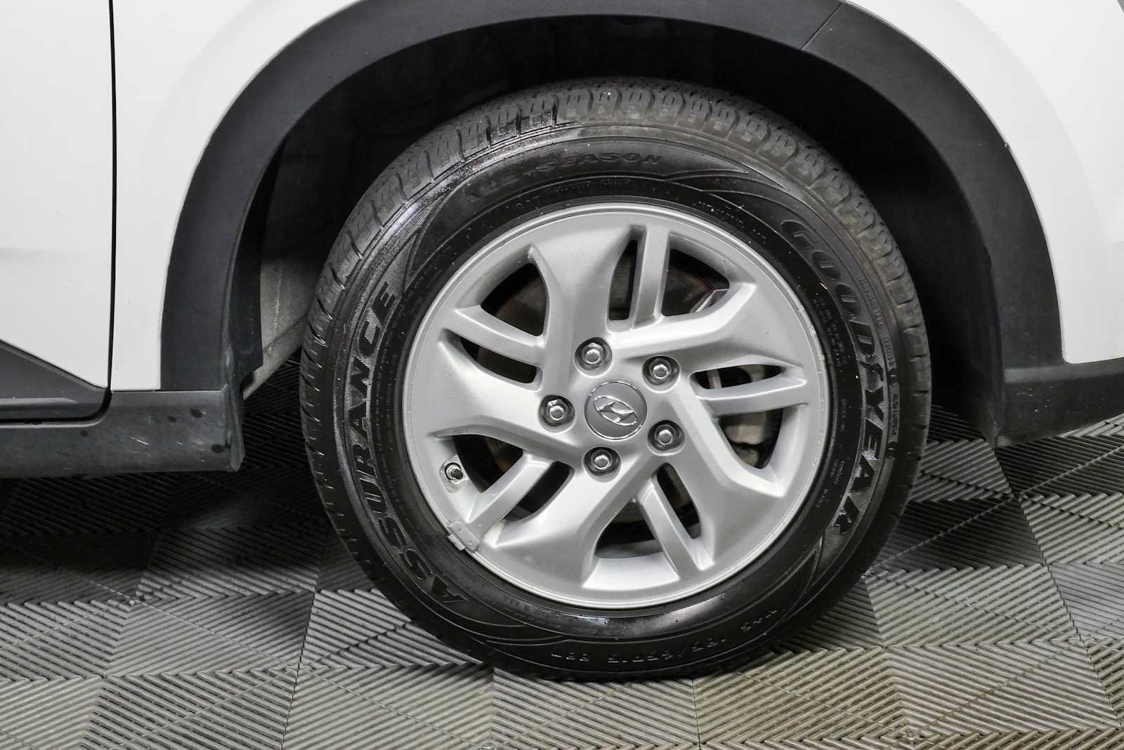 Used 2023 Lunar White Hyundai SE image 34
