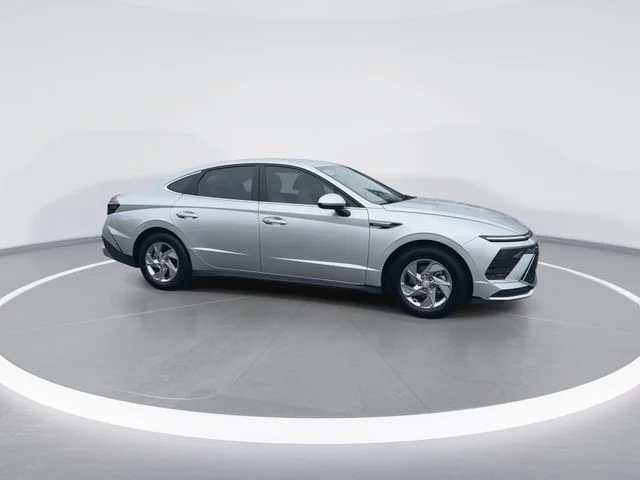 Used 2025 Silver Hyundai SE image 9