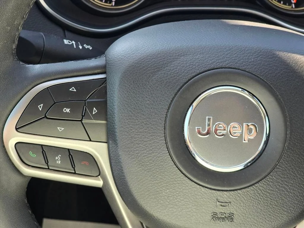 Used 2022 Gray Jeep Latitude Lux image 13