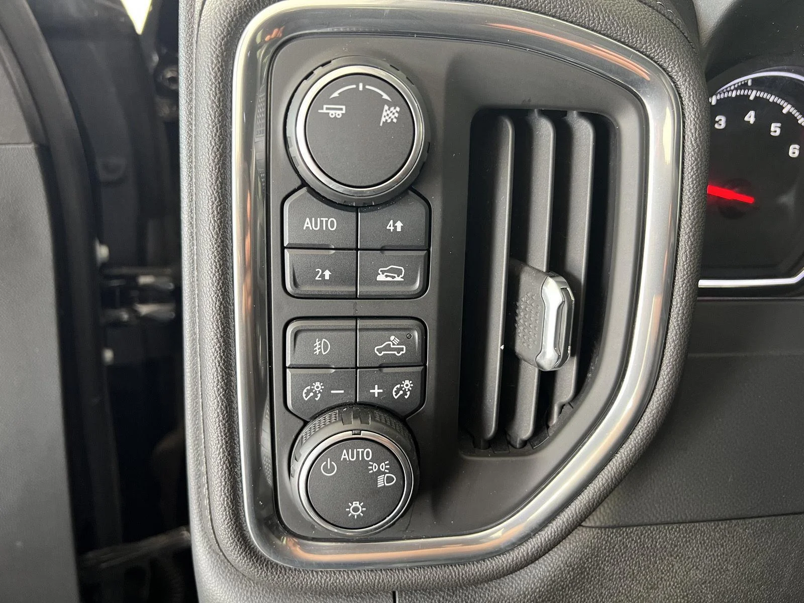 Used 2019 BLACK Chevrolet RST image 9