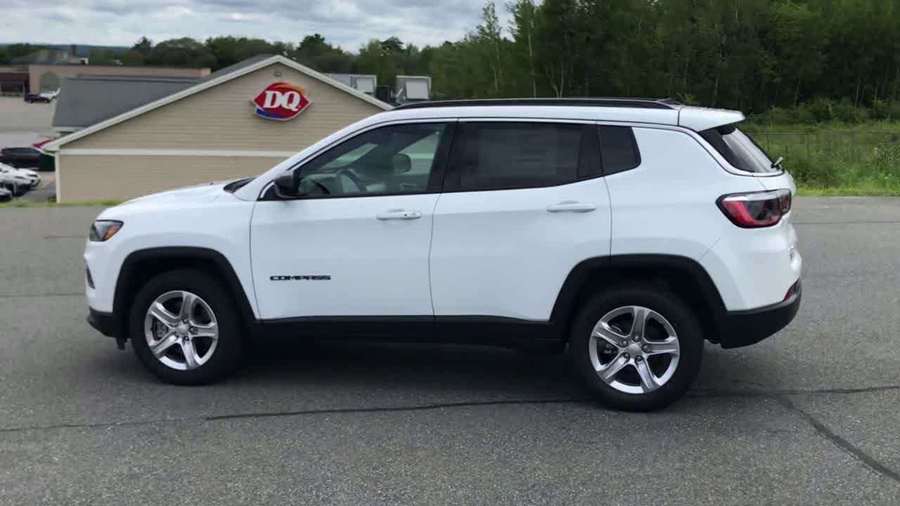 Used 2023 Bright White Clearcoat Jeep Latitude image 7