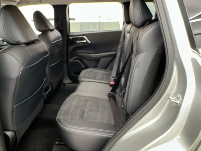 Used 2024 Silver Mitsubishi SE image 11