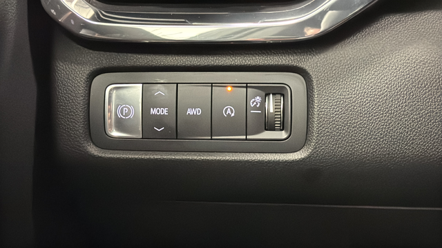 Used 2024 White Frost Tricoat GMC Denali image 32